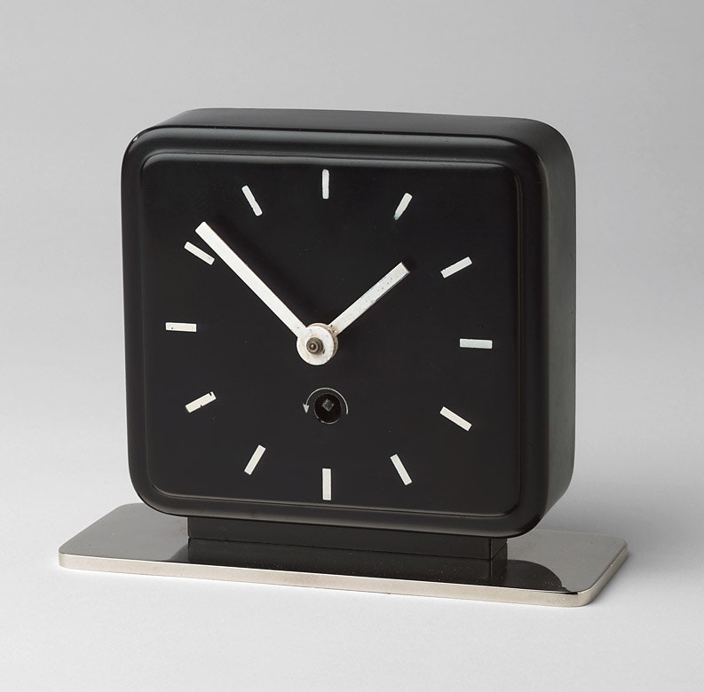 Настольные часы по дизайну Марианны Брандт.