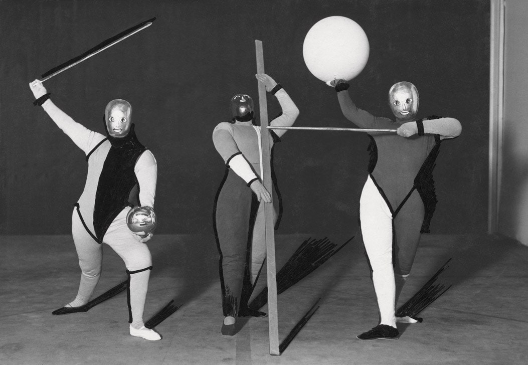 ￼Сцена из перформанса “Танец формы” 1927. Танцоры Оскар Шлеммер Вернер Сидхофф Вальтер Камински.