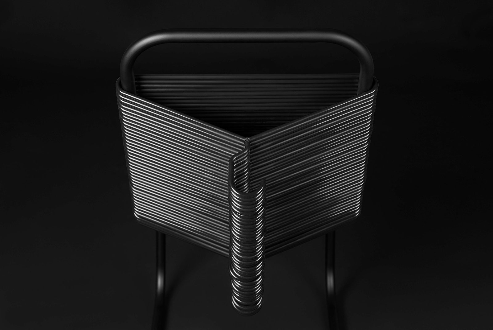 Яркий стул из вешалок по проекту Джоуи Зеледона