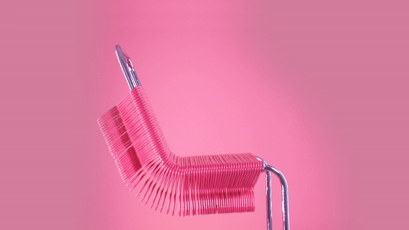 Яркий стул из вешалок по проекту Джоуи Зеледона