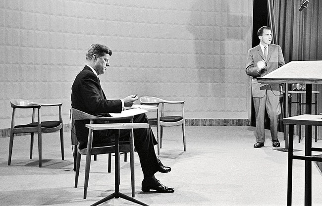 Стул The Chair Джон Кеннеди и Ричард Никсон во время легендарных предвыборных телевизионных дебатов в 1960 году.