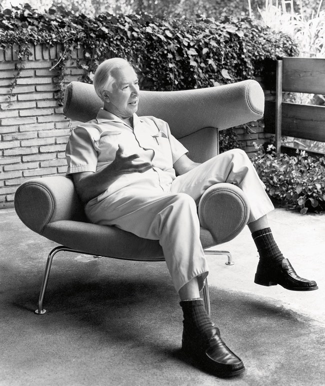 Дизайнер Ханс Вегнер в своем любимом кресле Ox которое всегда стояло в его доме. Оно было разработано в 1960 году для AP...