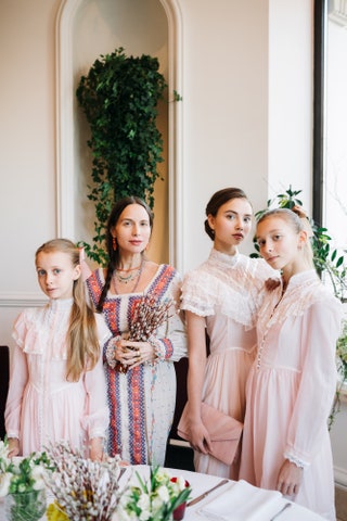 Ольга Томсон с дочерьми Анастасией Натальей и Марией.