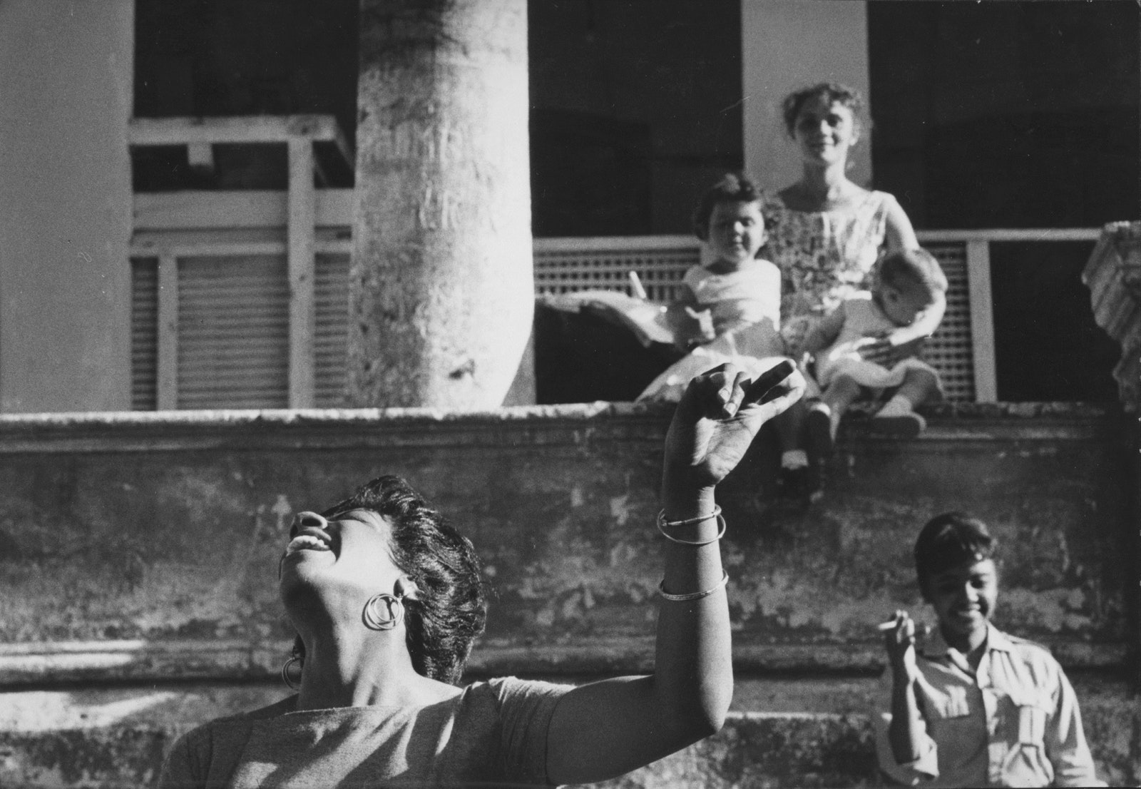 Аньес Варда. Члены киношколы I.C.A.I.C. танцуют чачача. Сарита Гомес женщина и дети. Гавана 19621963. Из серии “Куба”....