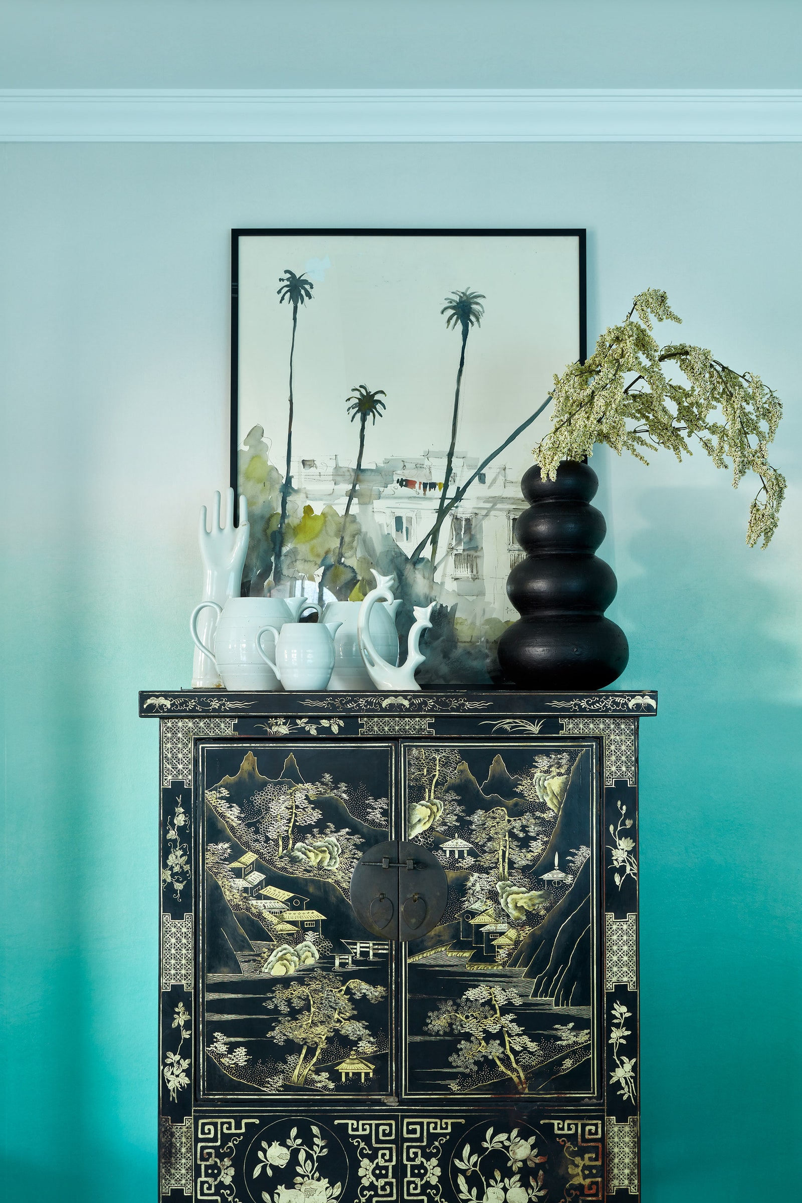 Фрагмент столовой. Антикварный шкаф акварель испанского художника Пабло Фернандеса Пуйоля.