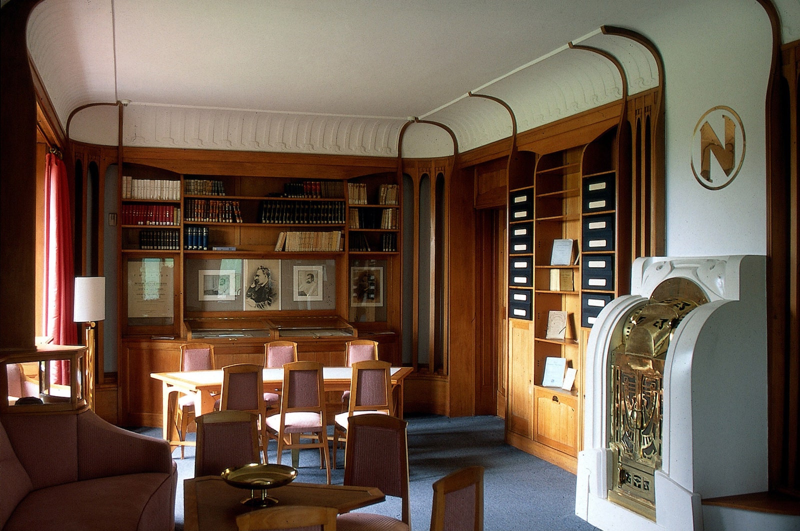 Интерьеры архива Ницше в Веймаре автор проекта — Анри ван де Вельде.