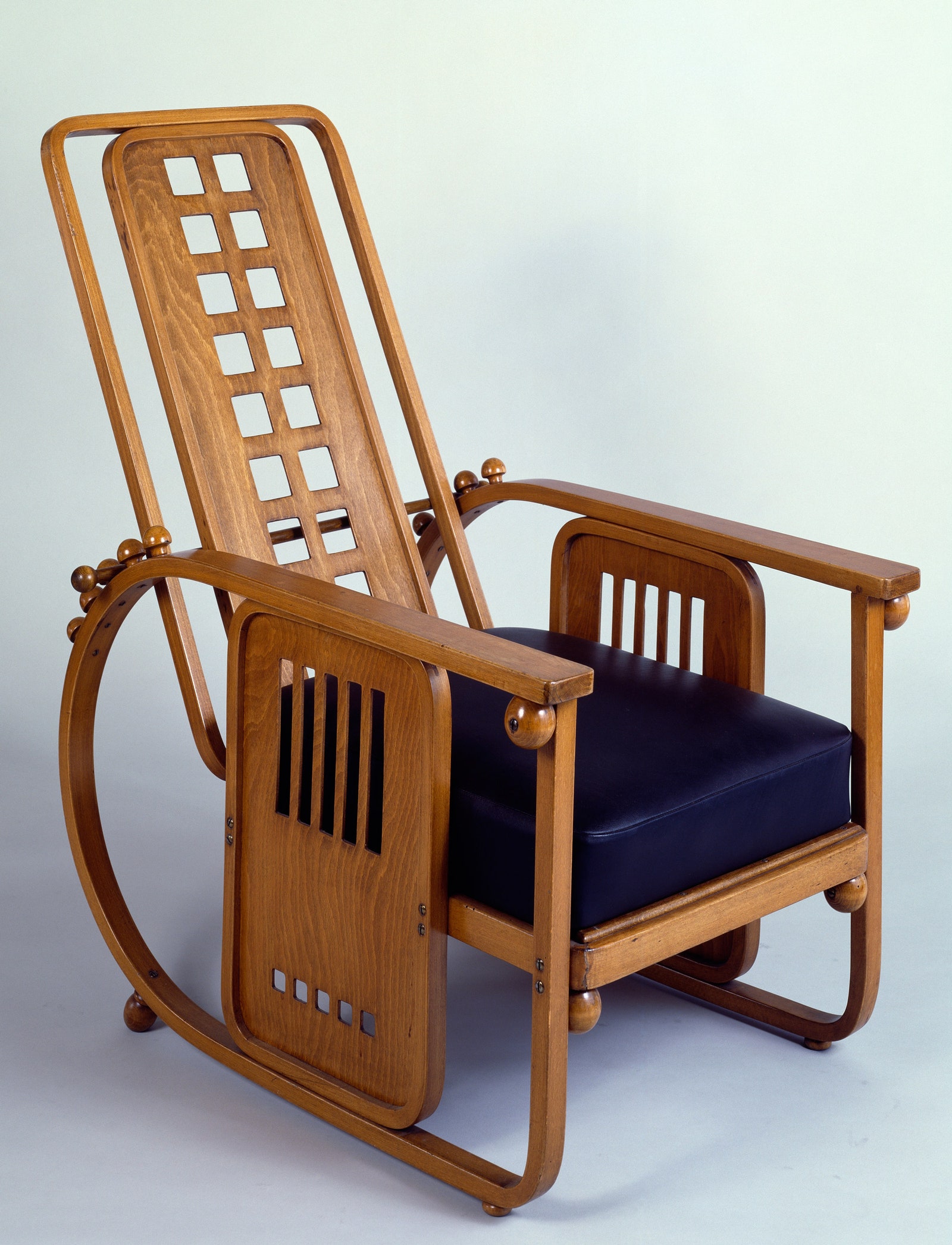 Кресло с откидной спинкой в стиле арнуво около 1903 фанера из бука. Дизайнер Йозеф Хоффман . Австрия ХХ век.