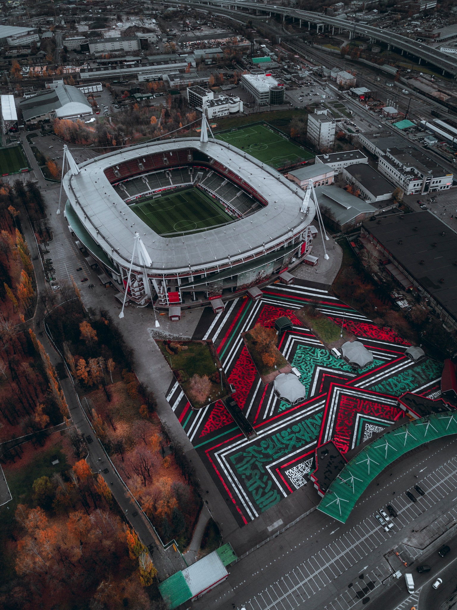 Победитель AD Design Award 2019 каллиграфия Покраса Лампаса перед стадионом “РЖД Арена”
