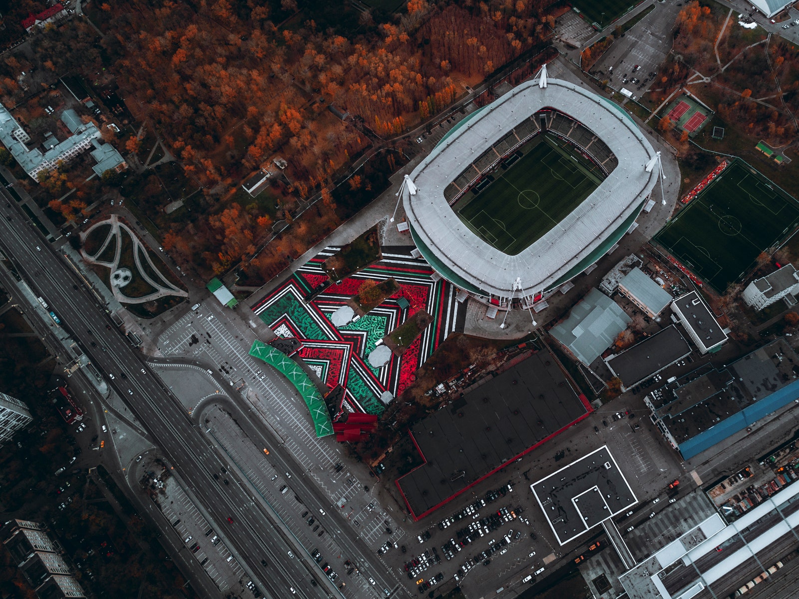 Победитель AD Design Award 2019 каллиграфия Покраса Лампаса перед стадионом “РЖД Арена”
