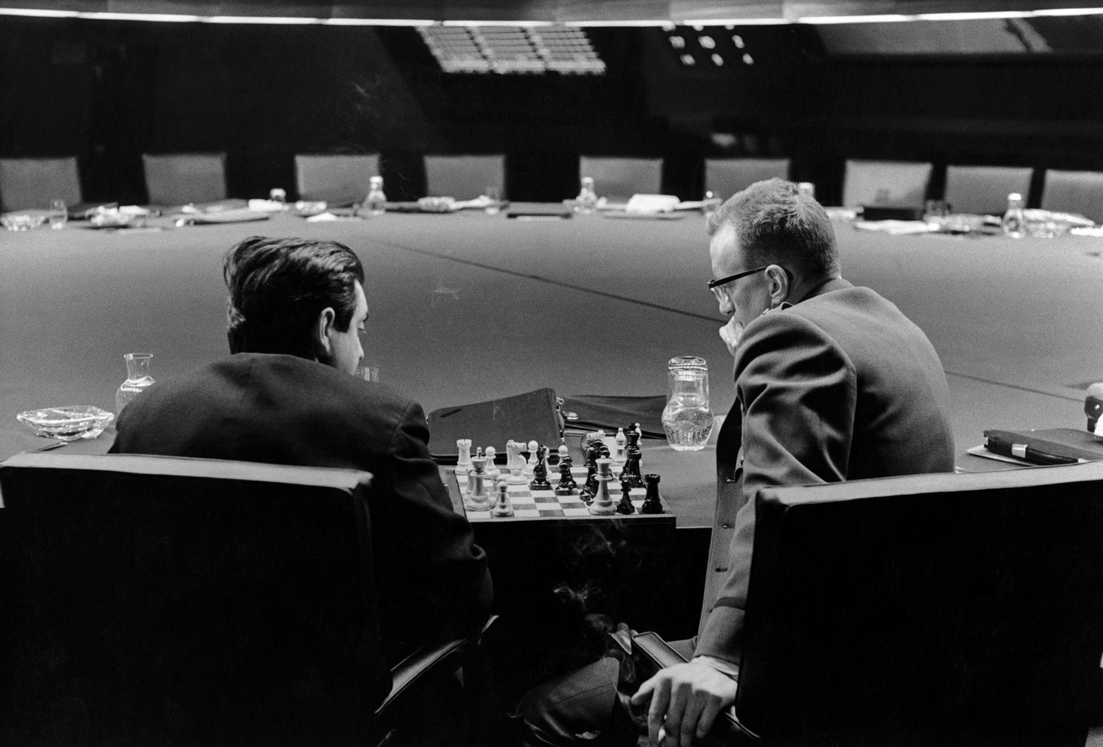Стэнли Кубрик и Джордж Кэмпбелл Скотт играют в шахматы в War Room в перерыве между съемками фильма “Доктор Стрейнджлав...