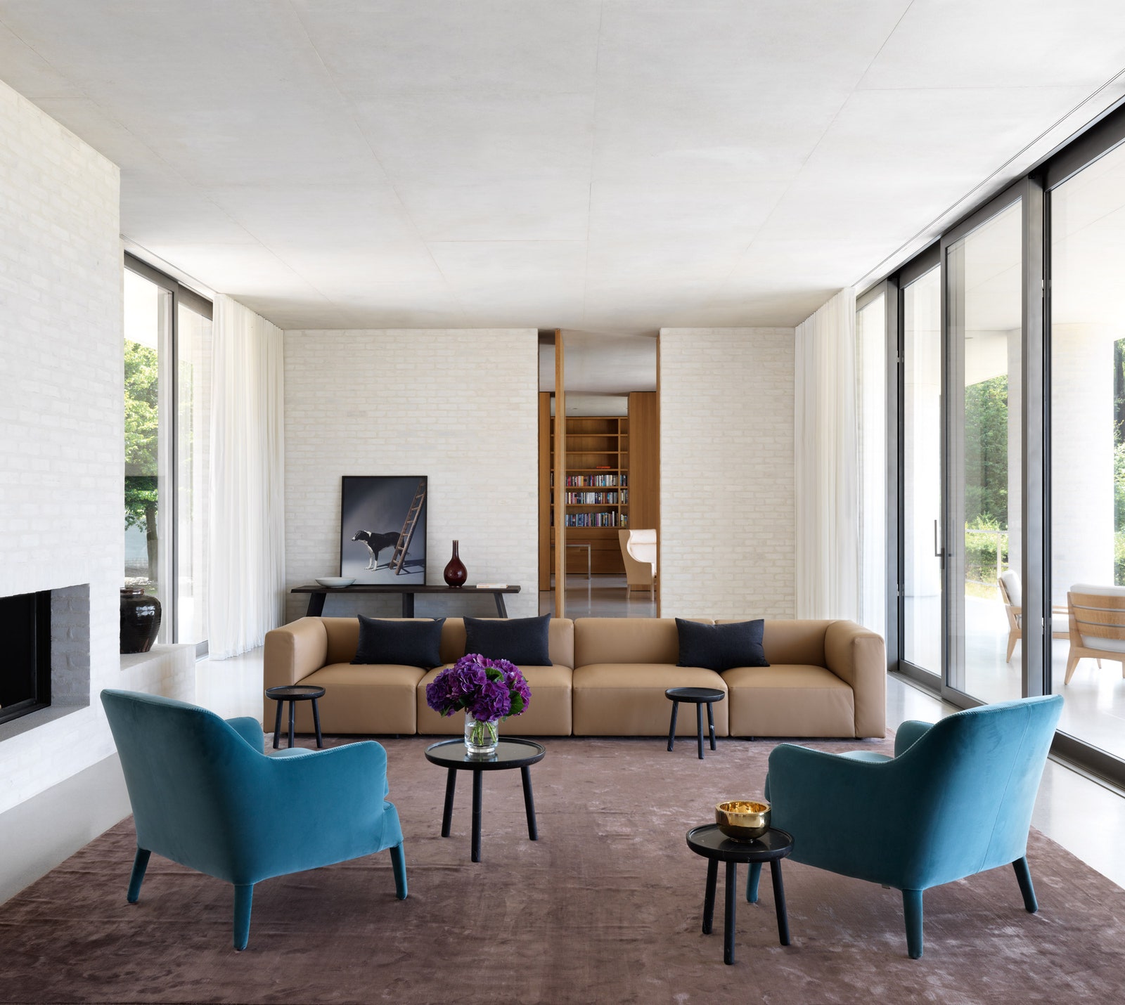 В гостиной диван Living Landscape 730 дизайн студии EOOS для Walter Knoll кресла Febo по дизайну Антонио Читтерио для...