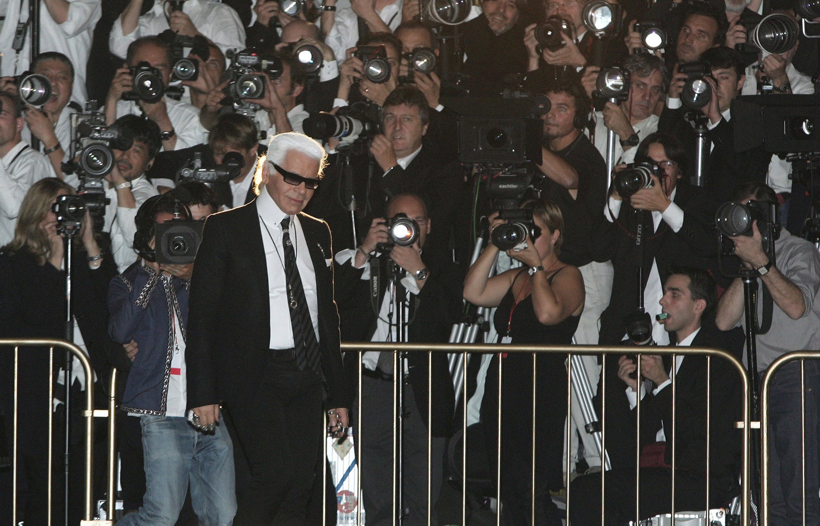 Карл Лагерфельд на показе Chanel в 2005 году.