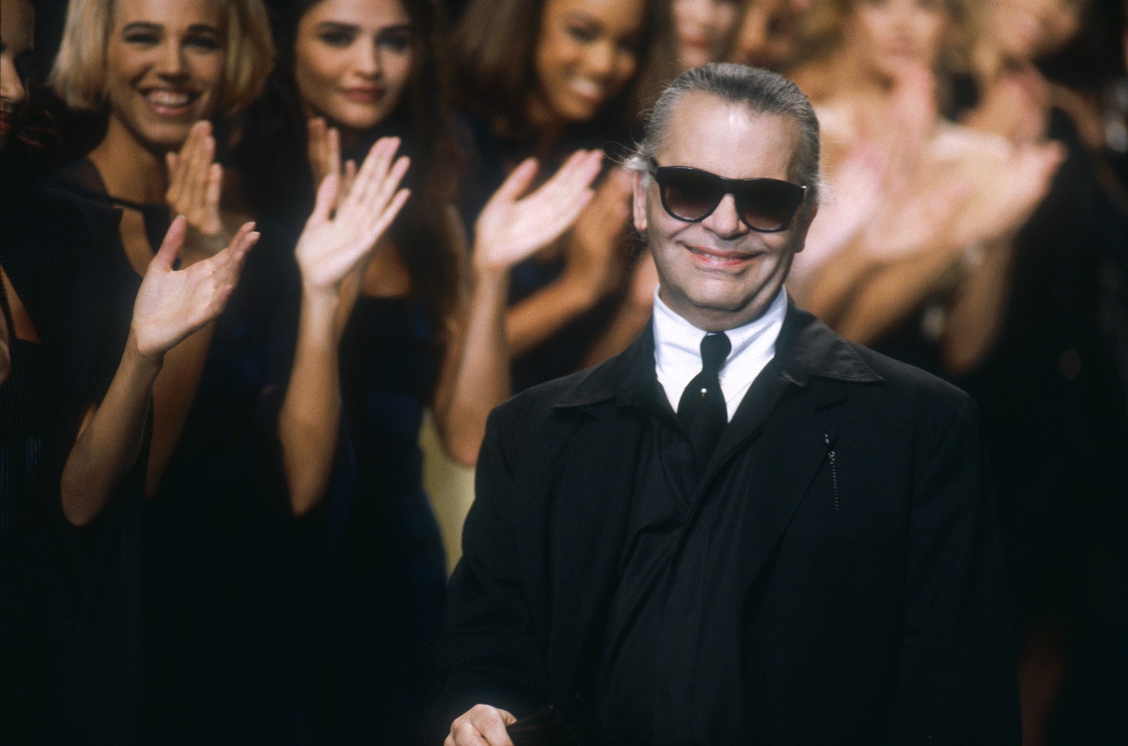 Карл Лагерфельд в финале показа Karl Lagerfeld SpringSummer 1992.