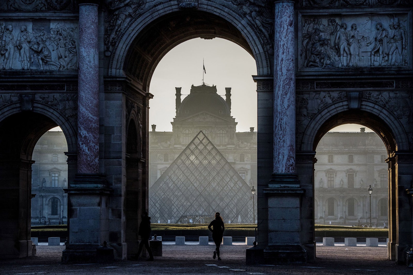История создания и оптическая иллюзия стеклянной пирамиды Лувра