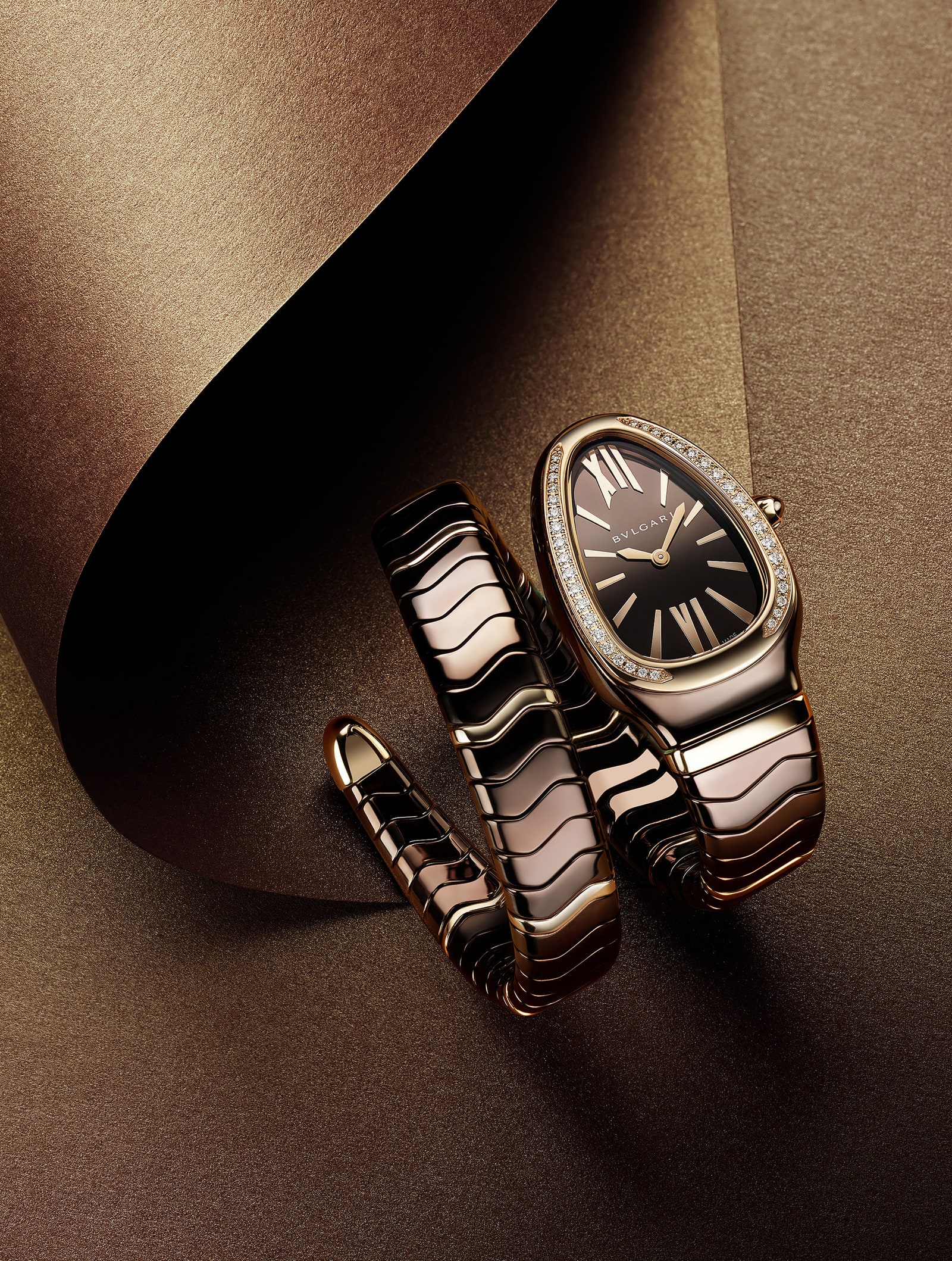 Часы Serpenti Spiga Bvlgari с браслетом из розового золота и керамики.