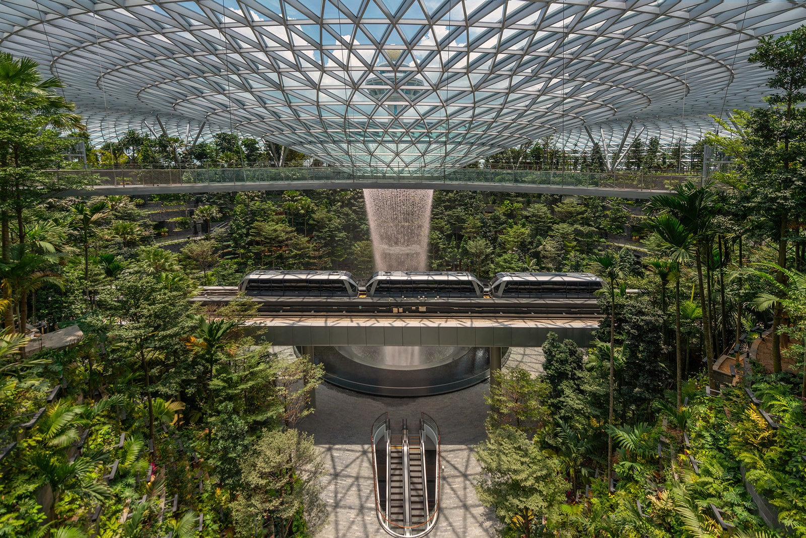 Жемчужина Сингапура аэропорт Чанги с водопадом и парком