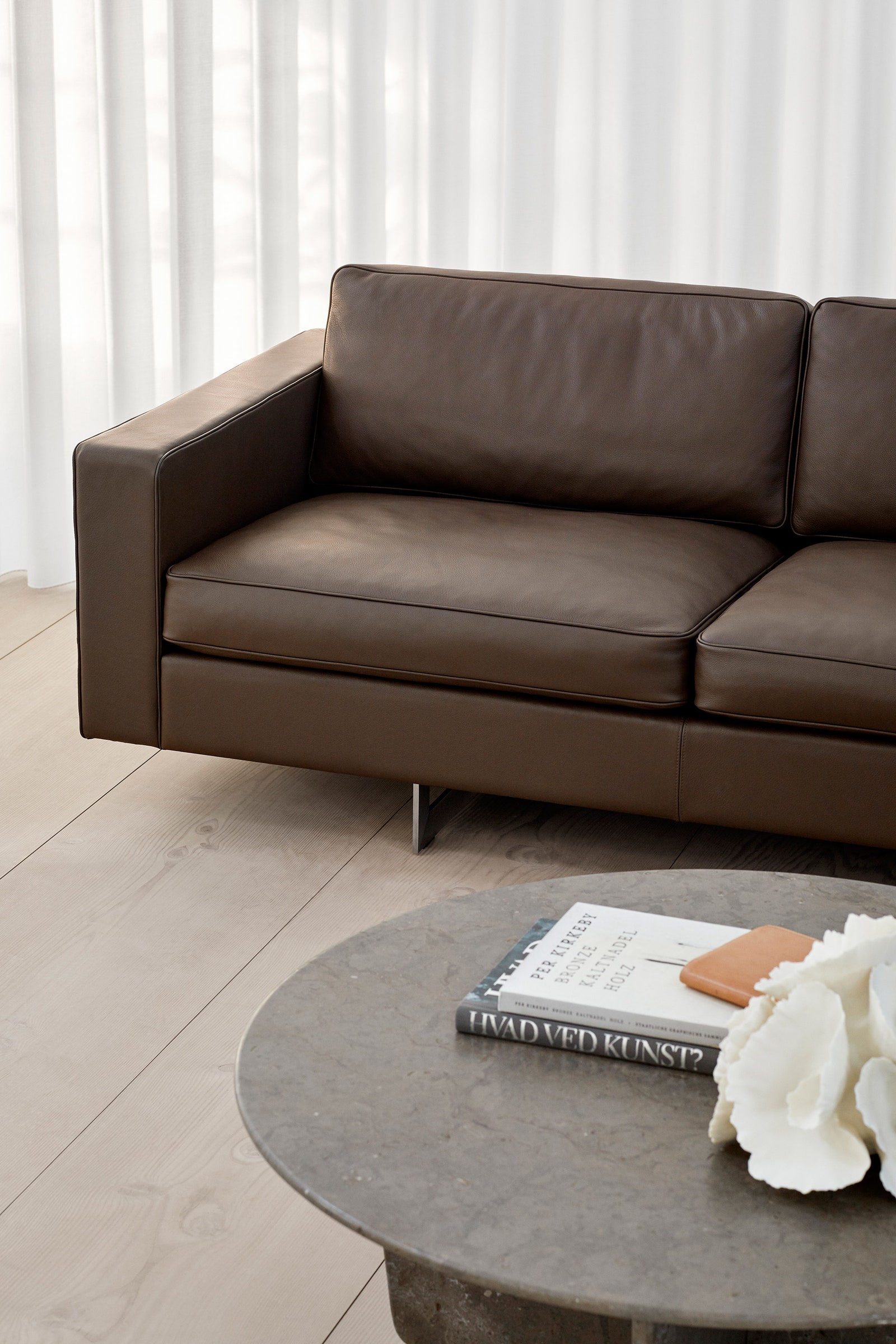 Fredericia Furniture и Camira переиздают мебель и ткани Йенса Рисома