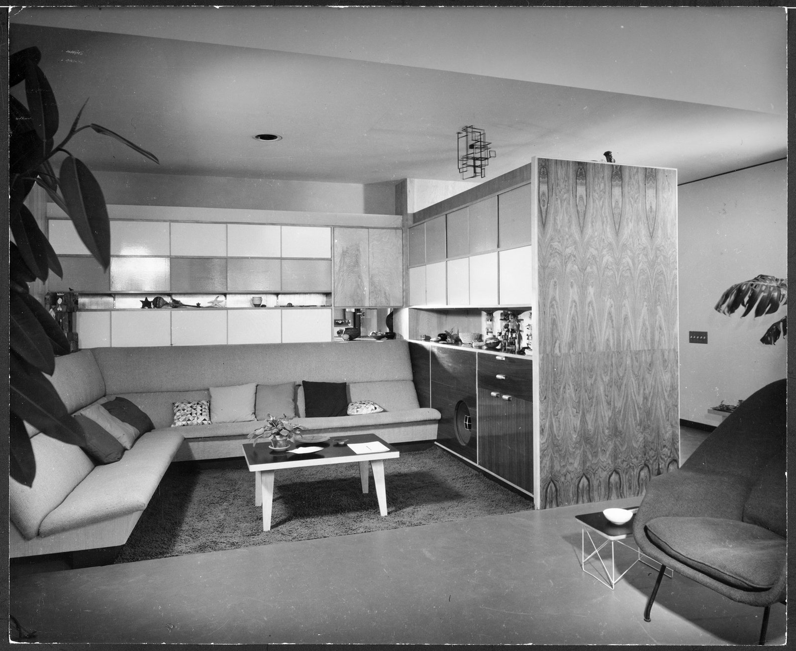 Альков в гостиной. Изготовленная на заказ встроенная софа со шкафами. 1950 год. Фото Julius Shulman. © J. Paul Getty...