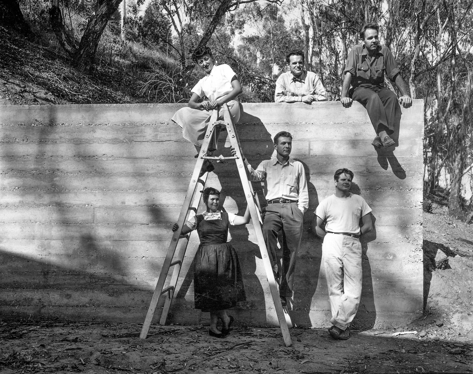 Чарльз и Рэй Имз с командой во время строительства 1949 год. Фото Джей Коннор Eames Office.