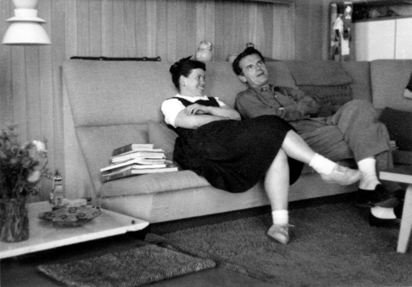 Чарльз и Рэй отдыхают на встроенном диване в алькове 1951 год. Photo Jim Eppinger. © Eames Office.