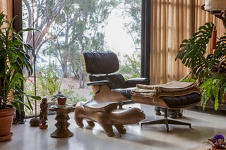 Легендарное кресло Имз Lounge Chair в гостиной. Фото Лесли Шварц Eames Office.