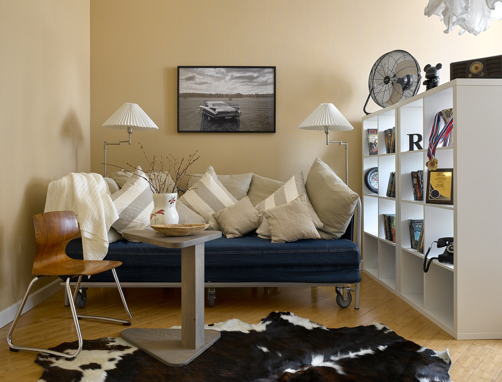 Гостиная. Школьный стул Flötotto диван переехал со старой квартиры. Фото на стене — работа Владилена Разгулина.