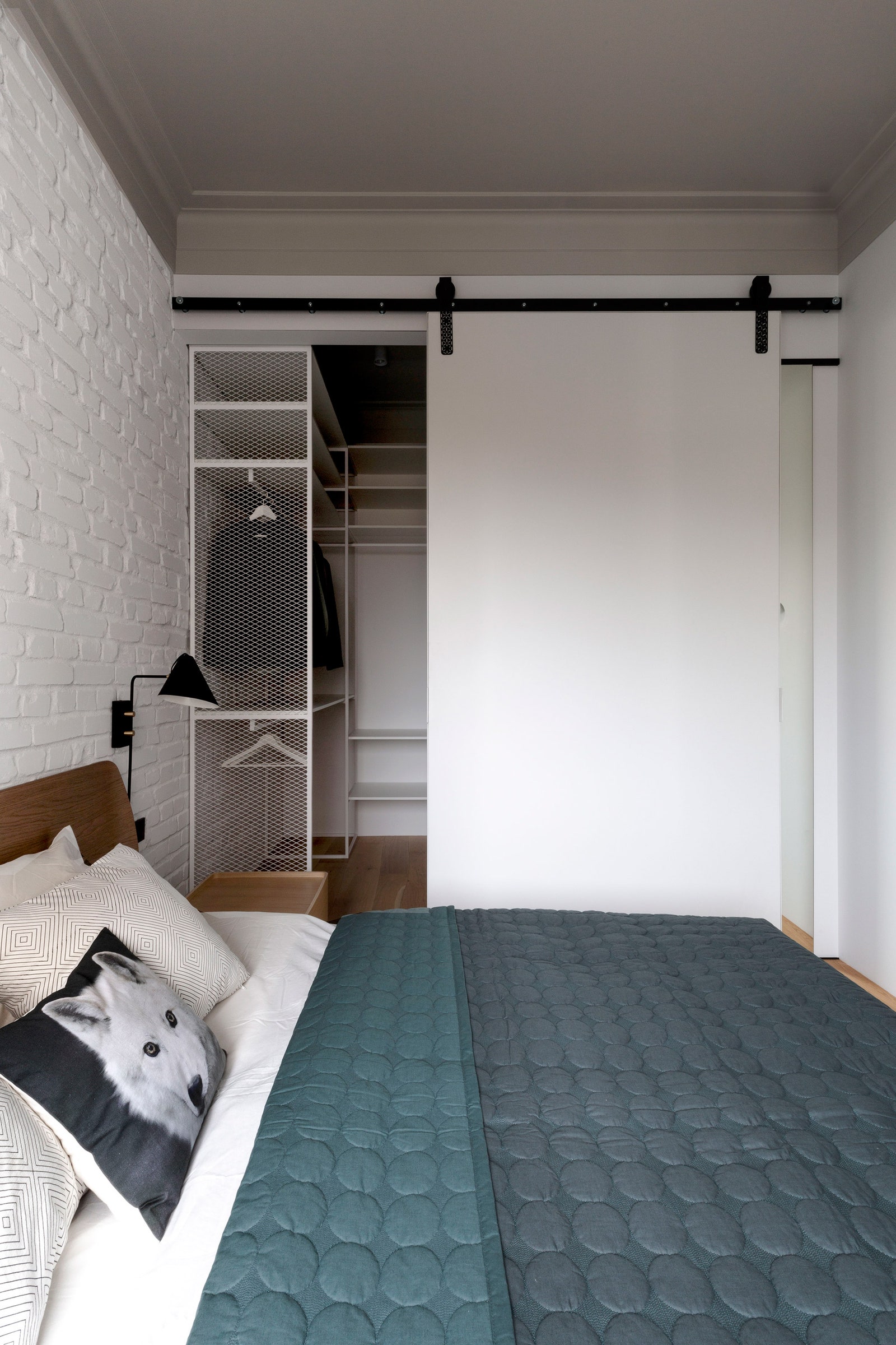 Cпальня вид на гардеробную. Кровать Novamobili бра House Doctor покрывало Hay тумба Swedese.