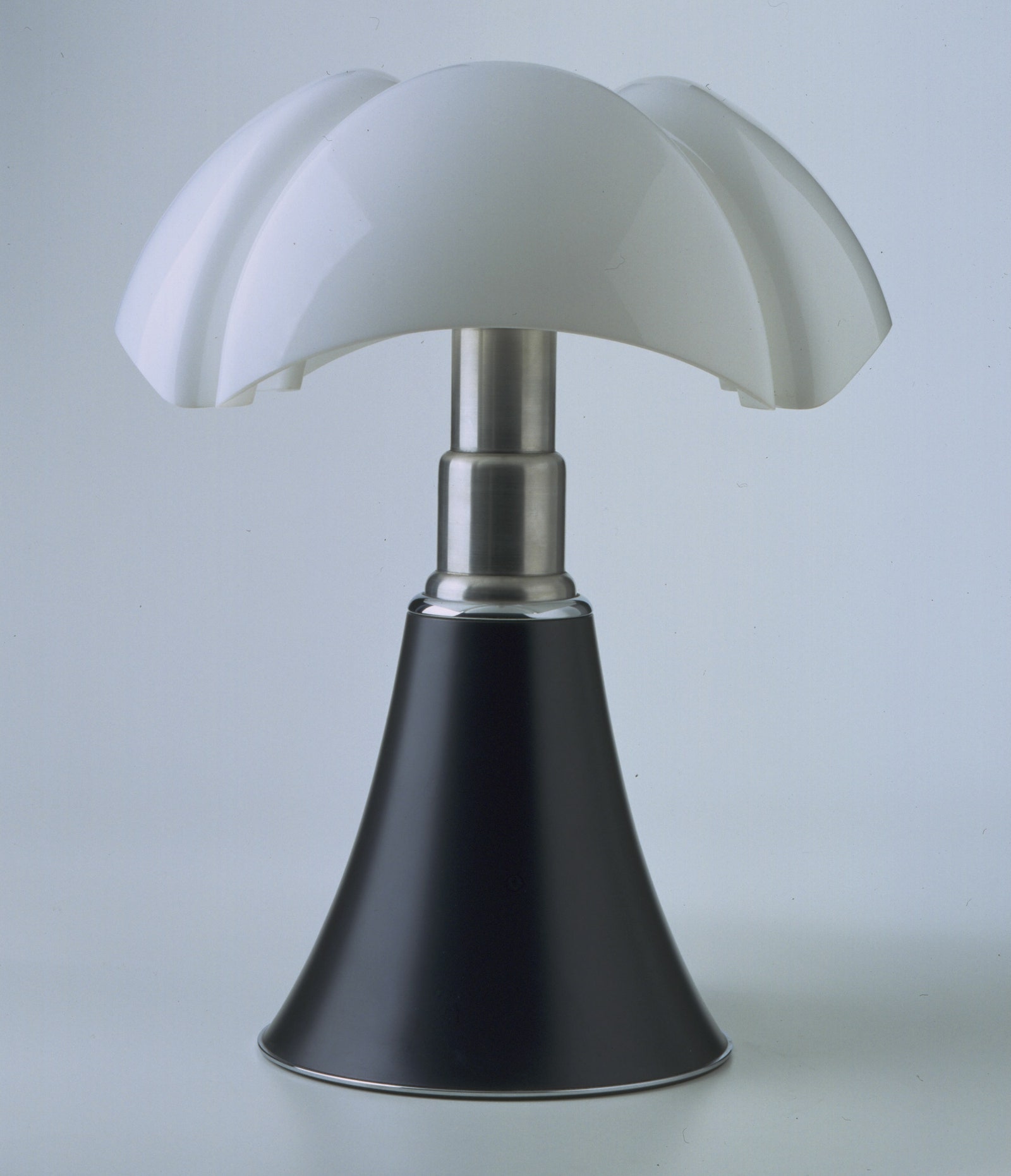 Лампа Pipistrello 1965. Дизайнер Гаэ Ауленти.