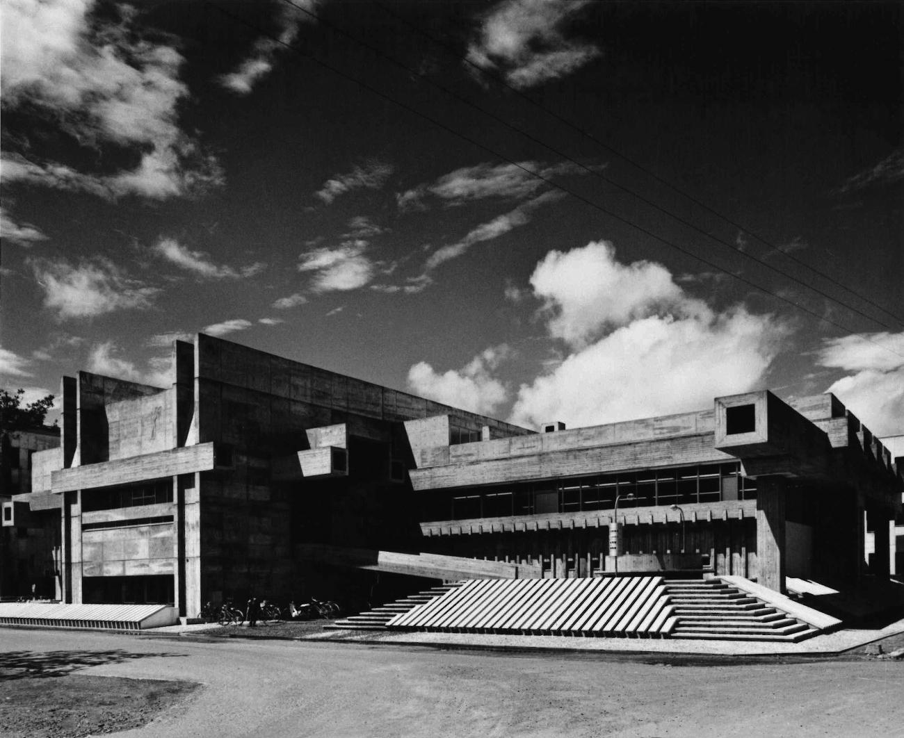 Библиотека префектуры Оита 1966 год. Фото Yasuhiro Ishimoto.