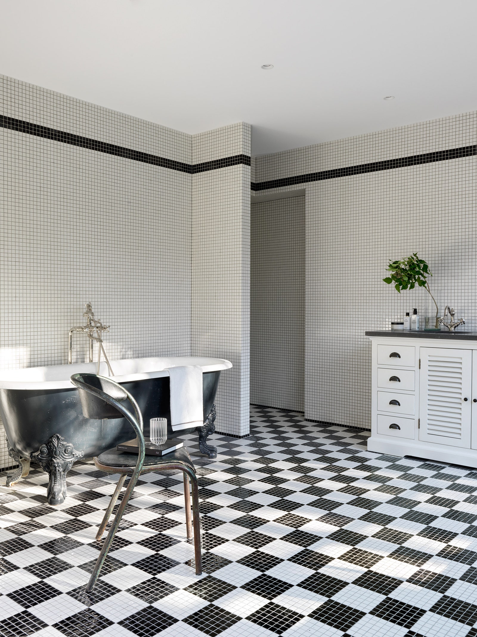 В гостях у Ольги Свибловой вилла XX века в пригороде Парижа 300 м². Ванная комната при хозяйской спальне.