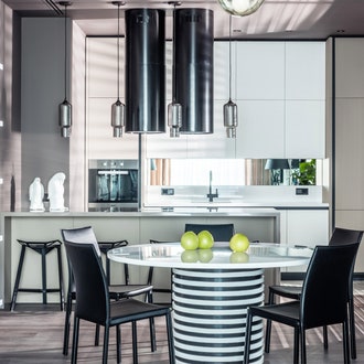 Квартира с цветными потолками в Москве, 156 м²