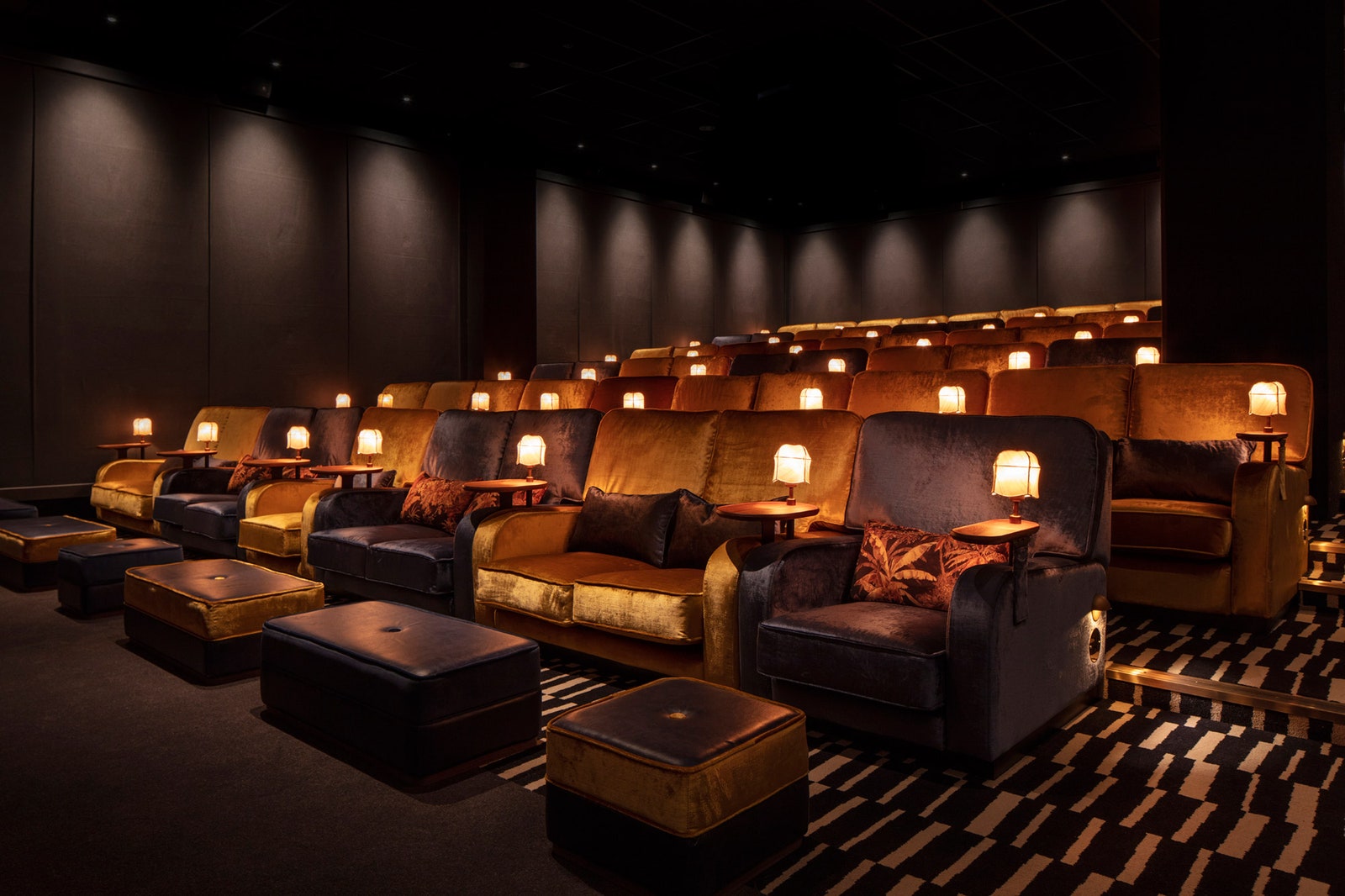 Дизайн кинотеатра с атмосферой частного клуба в Бате