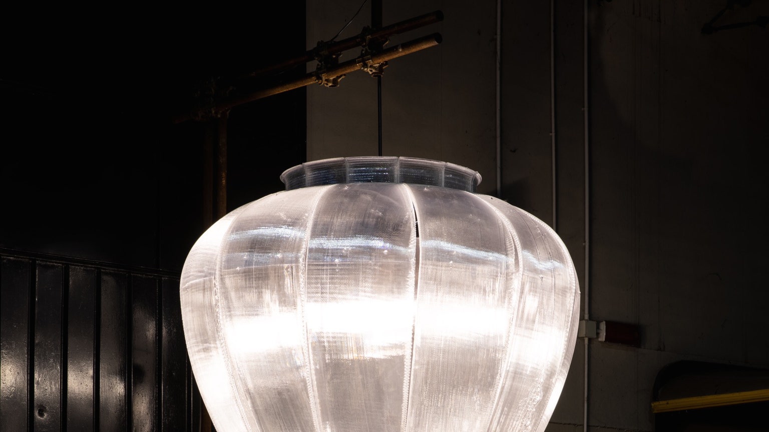 Лампа Wilhelm от Тициано Вудафьери на выставке Guiltlessplastic в Милане
