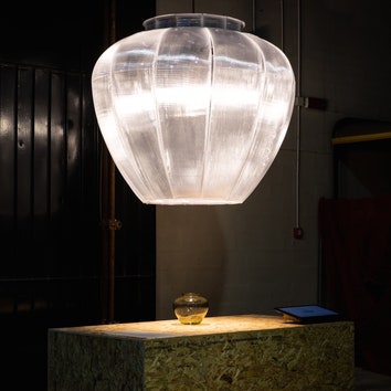 Вторая жизнь пластика: лампа Wilhelm от Тициано Вудафьери на выставке Guiltlessplastic в Милане