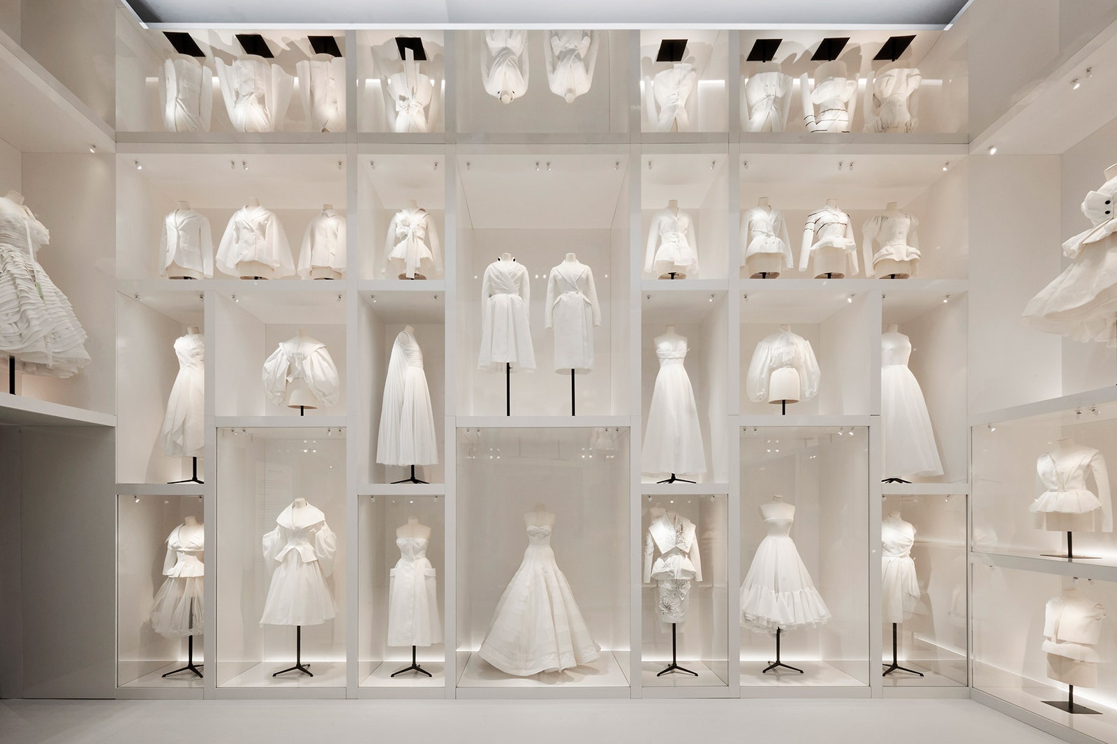 Масштабная выставка Christian Dior Designer of Dreams в Лондоне
