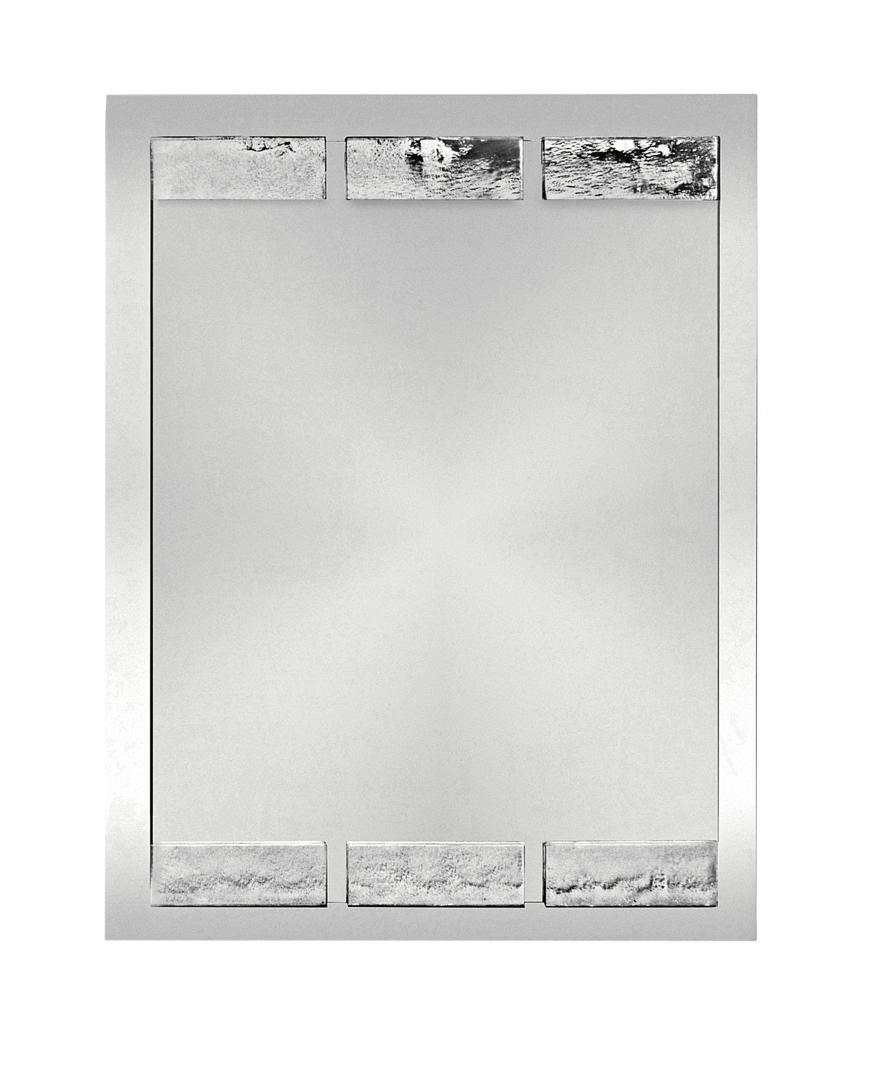 Зеркало из коллекции Gonfalone как и комод украшено шестью пластинами муранского стекла.