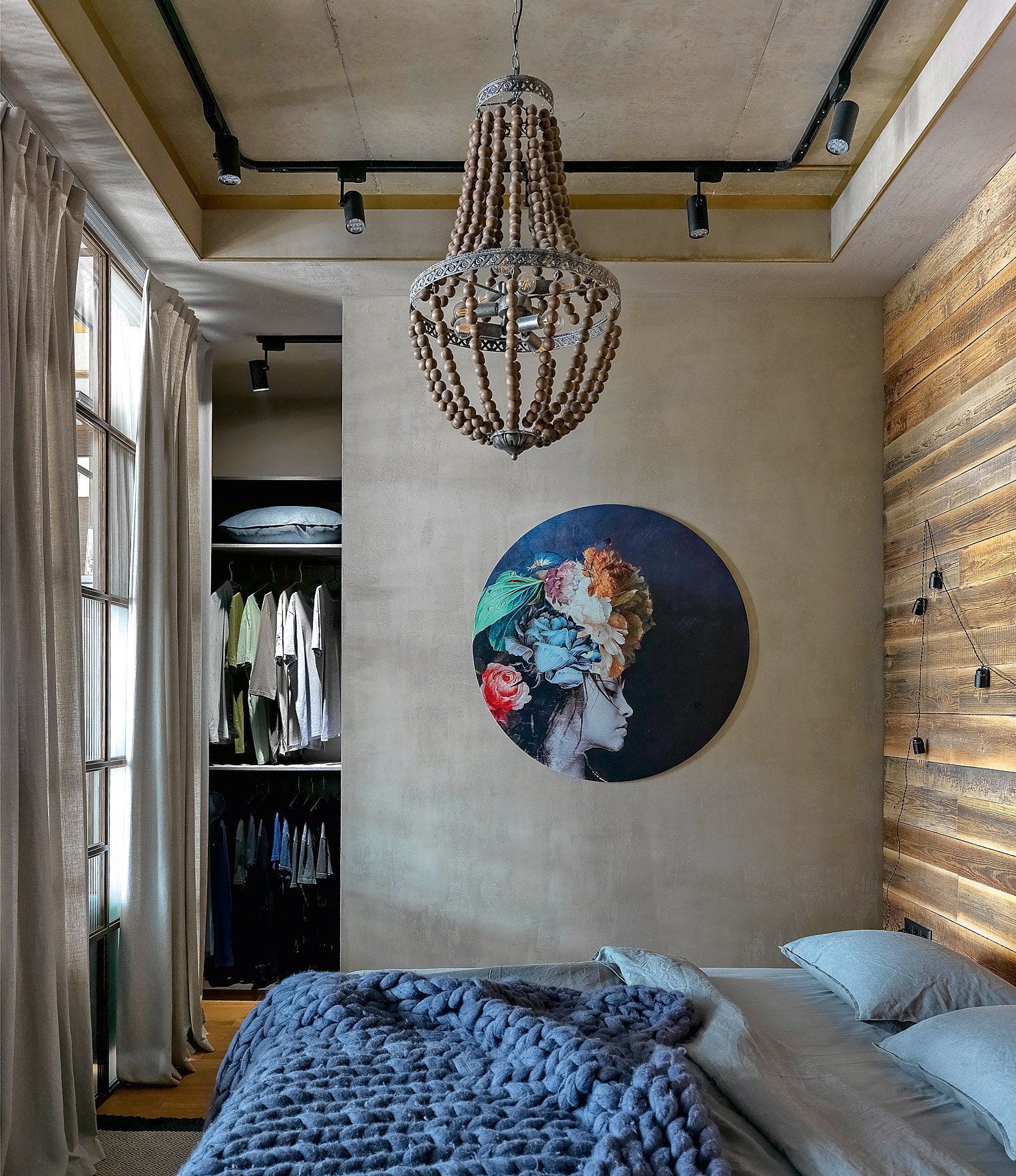 Стена спальни покрыта декоративным бетоном интерь­ерное ателье Umago. На кровати плед Woolie.