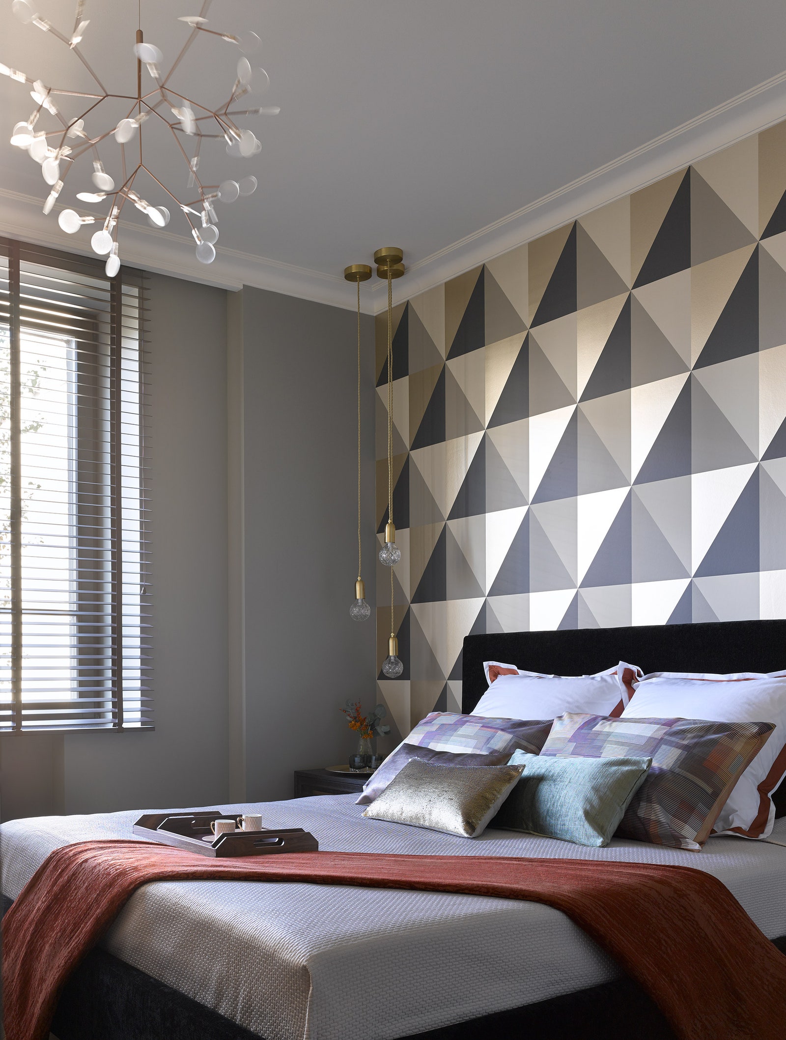Спальня. Обои Cole amp Son краска Paint Library кровать Homemotions аксессуары Zara Home подвес Lee Broom люстра Moooi.