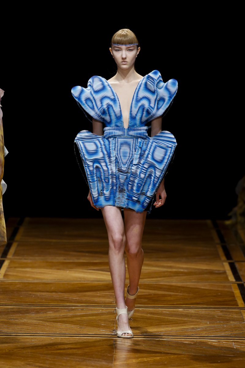 Мода в 3D футуризм и абстракция в коллекции Iris van Herpen Couture