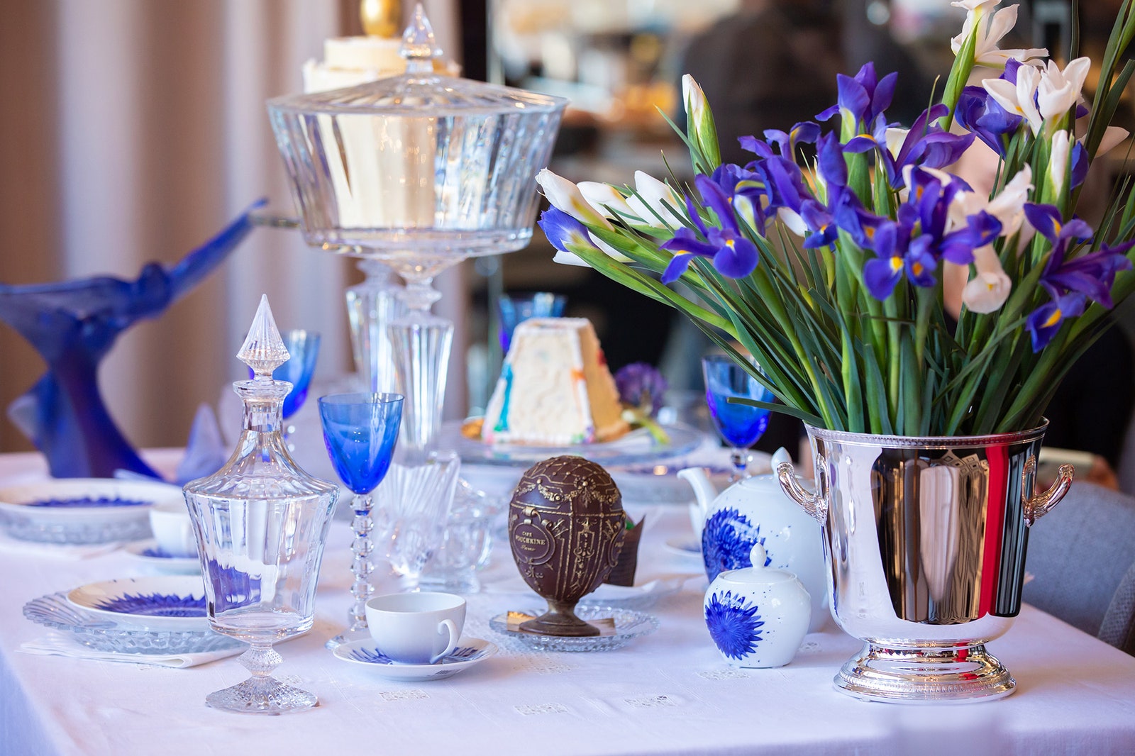 Синяя скульптура “Ласточки” Baccarat десертная тарелка “Цветение” Bernardaud подстановочная тарелка Mille Nuits Baccarat...