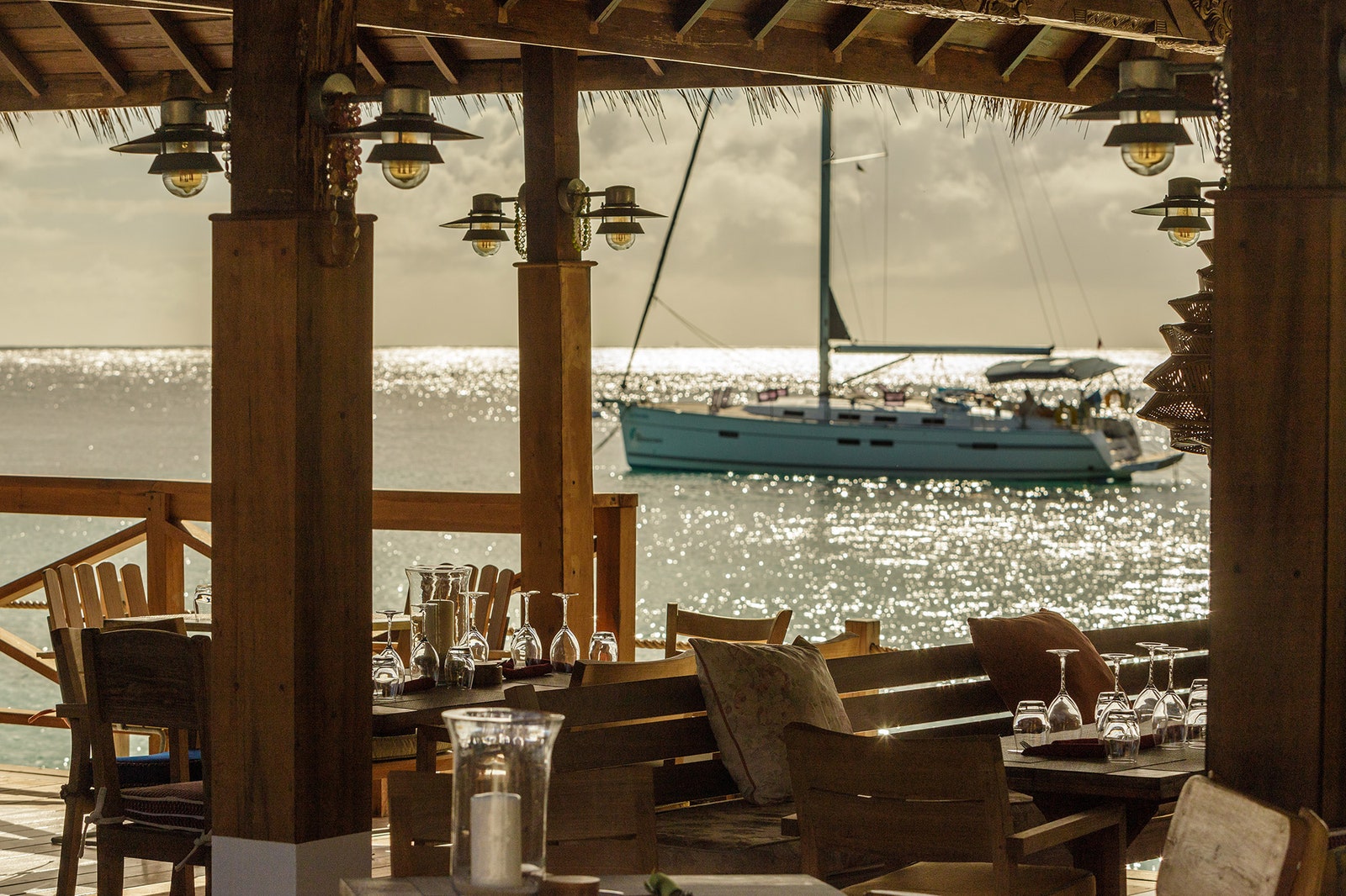 Филипп Старк восстановил Basil's Bar на острове Мюстик