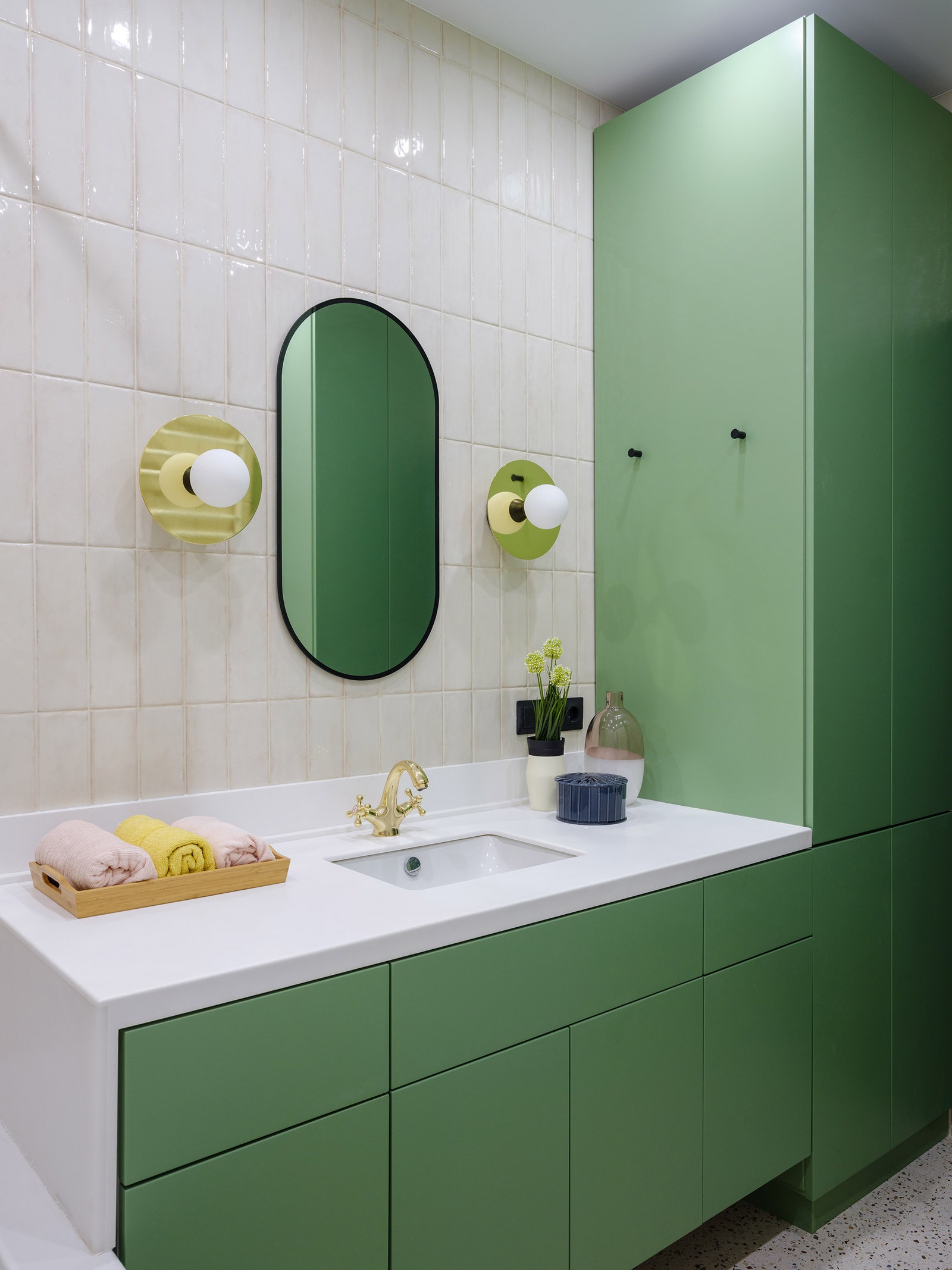 Ванная комната. Плитка Kerama Marazzi мебель светильники и зеркало изготовлены на заказ по чертежам дизайнера.