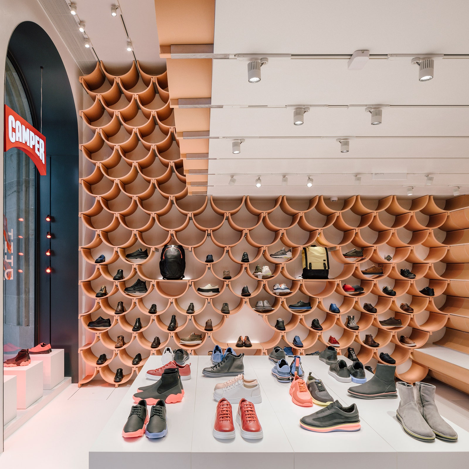 Архитекторы бюро Kengo Kuma завершили обновление бутика Camper в Барселоне