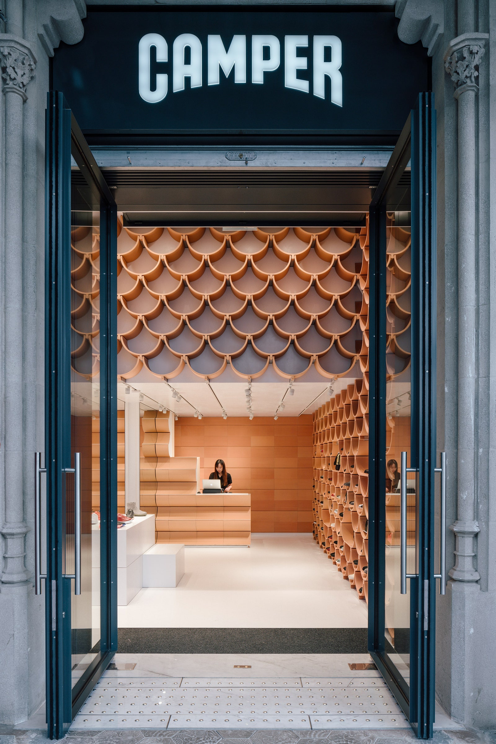 Архитекторы бюро Kengo Kuma завершили обновление бутика Camper в Барселоне