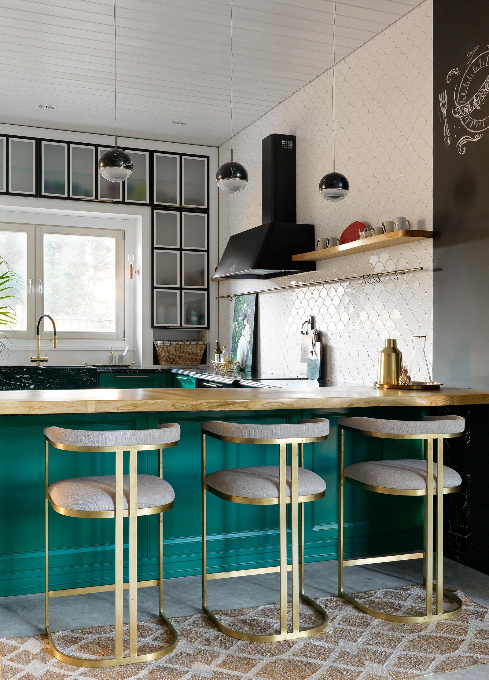 Кухонный гарнитур сделан на заказ по эскизам дизайнера на фабрике Arca барные стулья Anyhome мраморные светильники Viso...