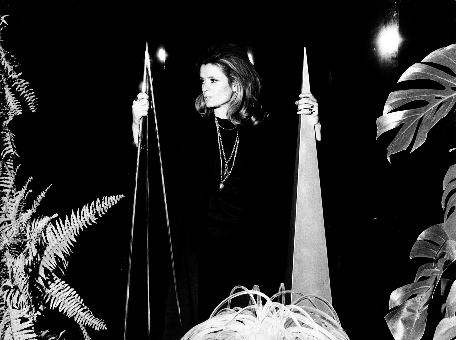 Габриэлла Креспи со своими скульптурами 1968 год.