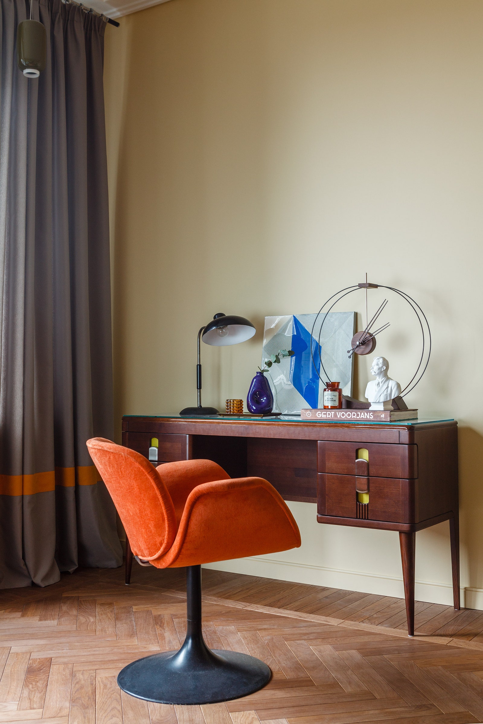 Фрагмент спальни. Винтажное кресло Голландия 1965 год по дизайну Пьера Полена Repeat Story. Стол из коллекции...