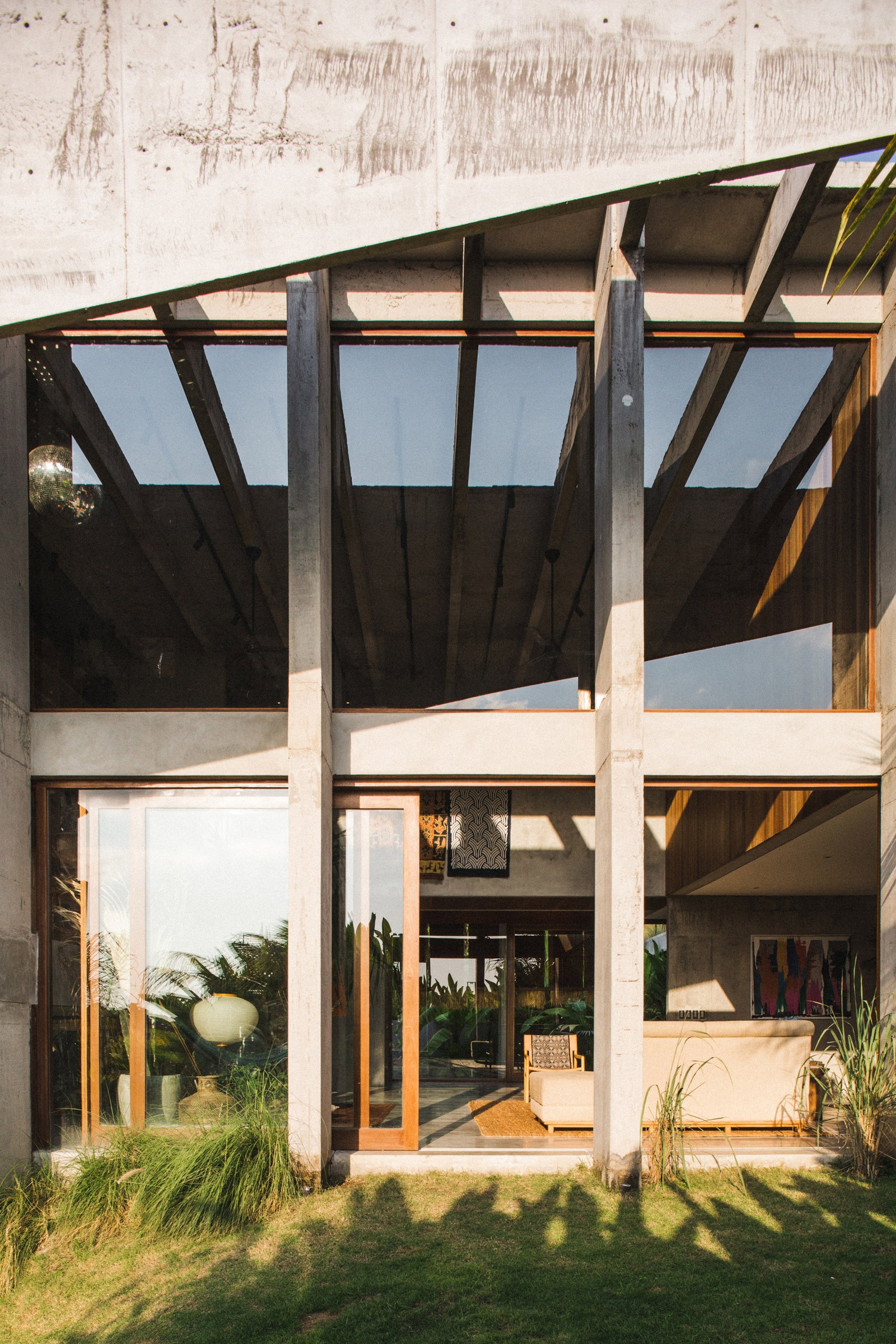Архитектурный проект бруталистского дома на Бали