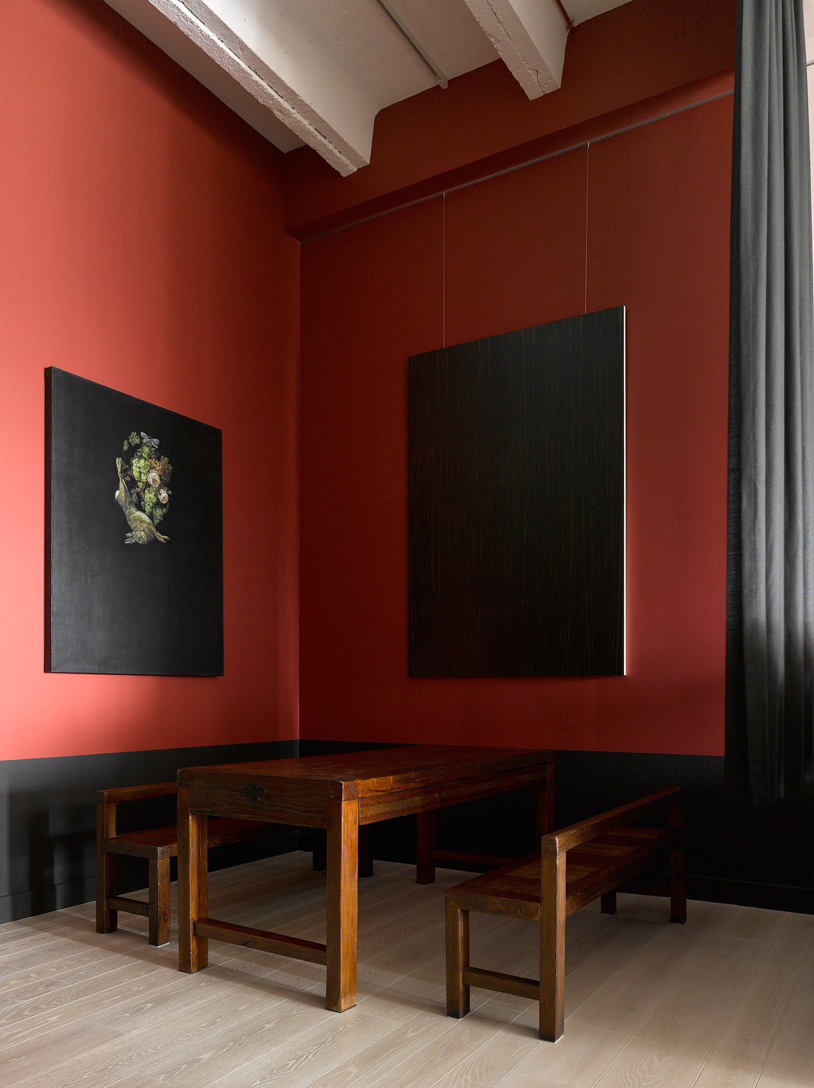 Столовая. Стены выкрашены в традиционный для музеев “венецианский красный” специально под картины. Слева натюрморт Эммы...