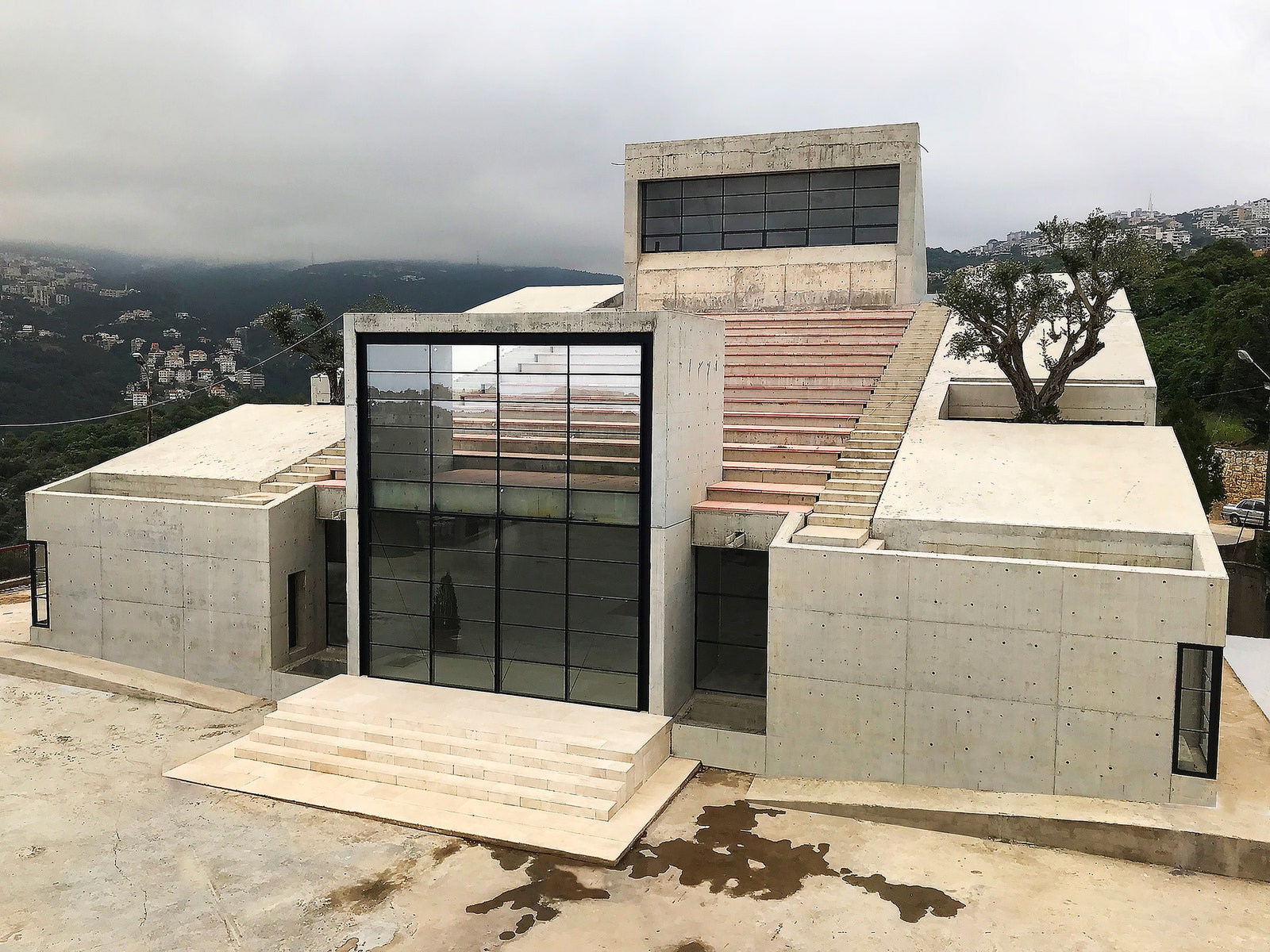 Архитектурный проект бетонной церкви в Ливане